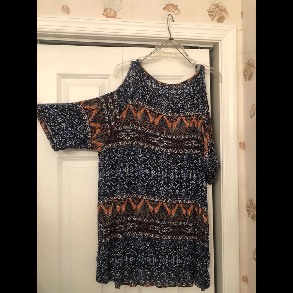 Multi-color cold shoulder tee size 2x